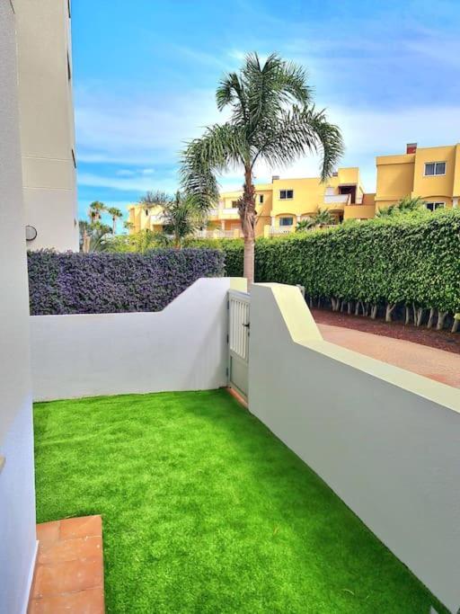 Homely Apt In Modern Building With Pool Сан Мигел де Абона Екстериор снимка